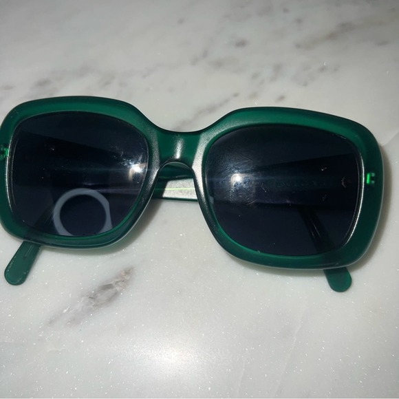 BVLGARI SUNGLASSES GREEN COLOR
GOLD CREST DETAIL ON THE SIDES main image 4